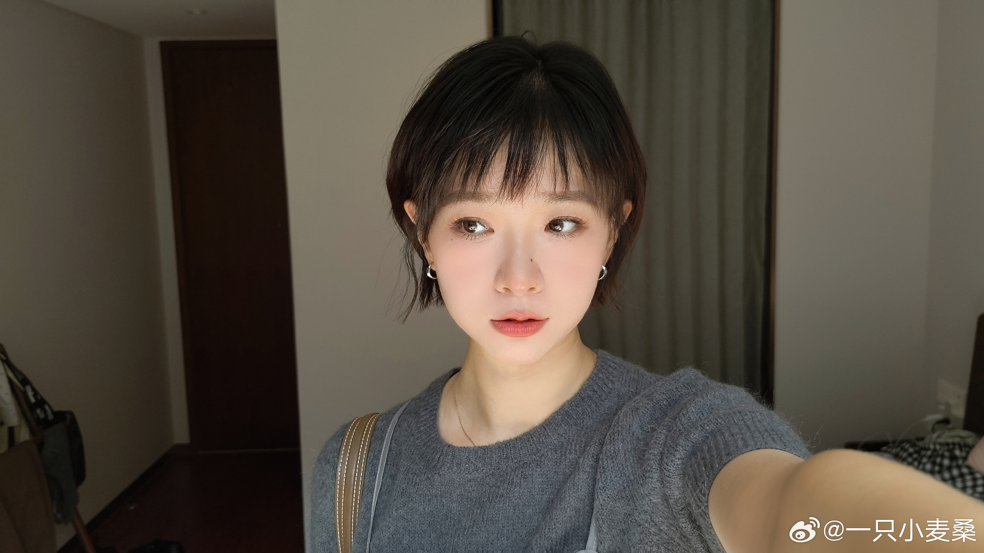 今日是灰色套装[点赞]配刚剪了的短发，奈斯！3CE这个裸色的唇釉有点秋冬的感觉了