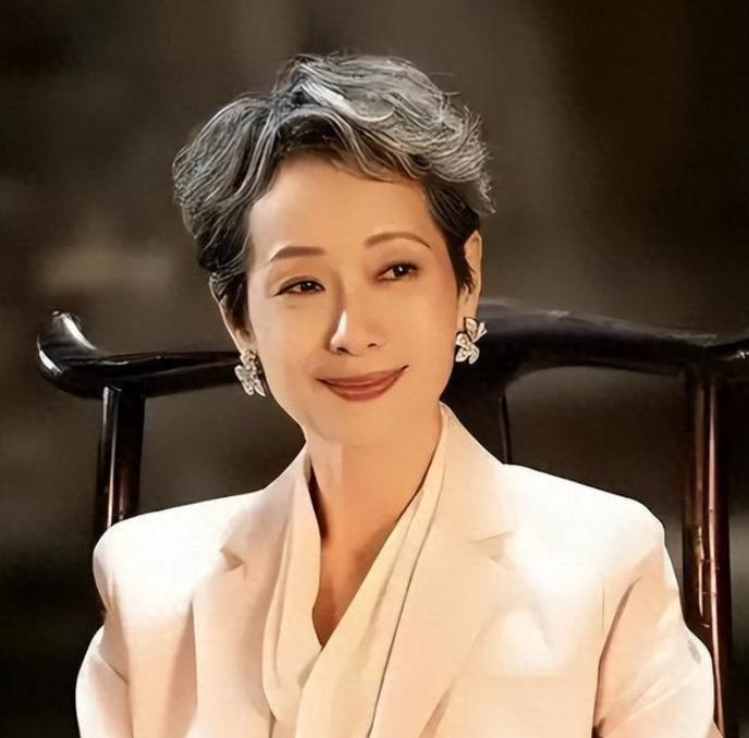 2026年1月，张学友演唱会散场的人群里，叶童顶着一头银发走在前面，71岁的丈夫