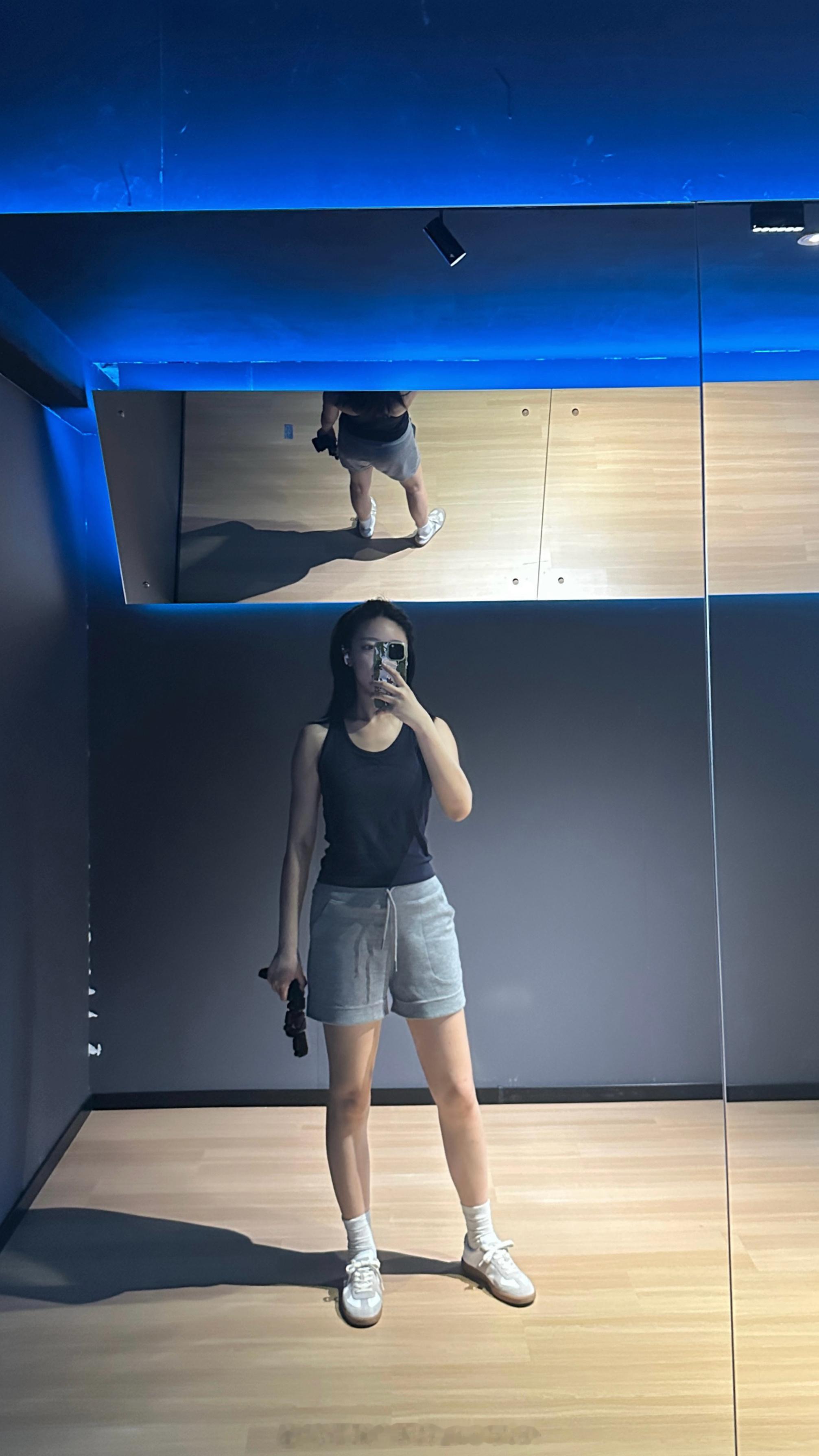 健身房镜子拍真显瘦……要是实际上也这样就好了