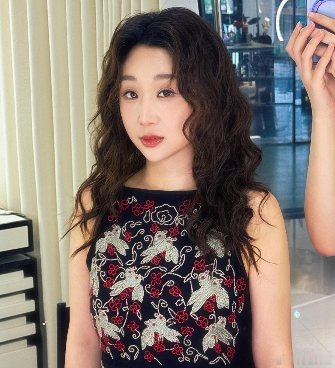 傅首尔肉眼可见状态很好离婚后傅首尔变得越来越好红泳装勾勒优越线条，傅首尔从容大方
