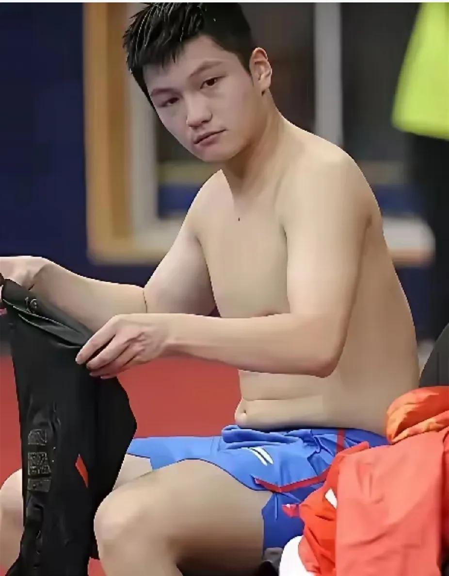 救命🆘考古到樊振东15岁换衣服的老照片，直接被可爱到满地乱爬！刚打完比