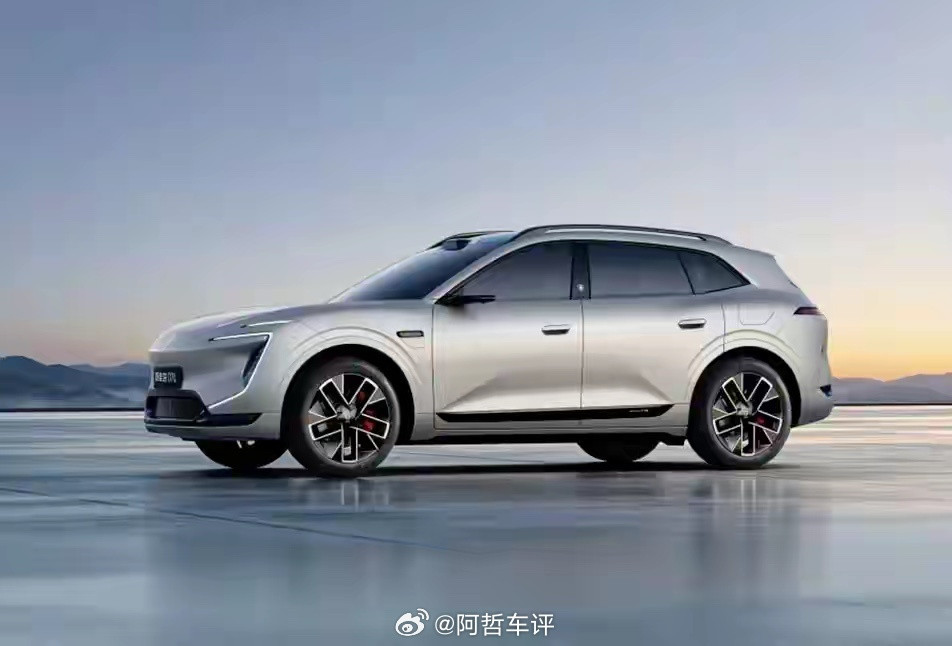 阿维塔07L这个新颜色有点东西！官方刚发的“弦月银”实车图，质感绝了，既有金属的