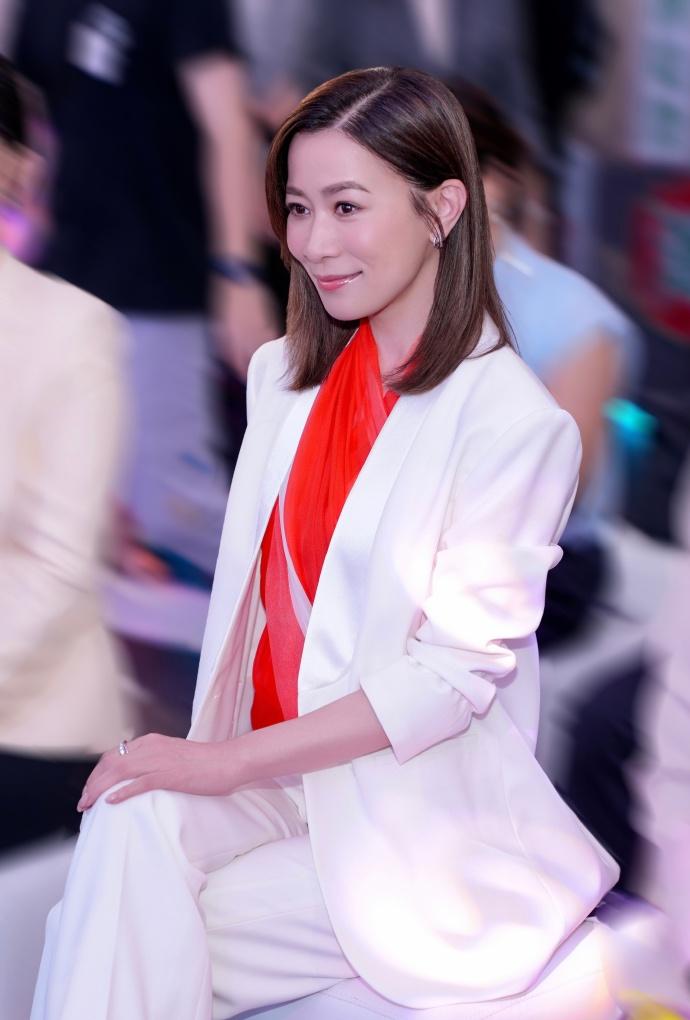 最近佘诗曼在出席时尚活动的时候搭配了一身白色的衣服，看上去年轻又靓丽。她里面