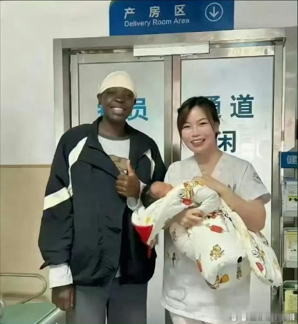 这个黑人应该是被绿了，不然的孩子的皮肤怎么会是黄色皮肤？