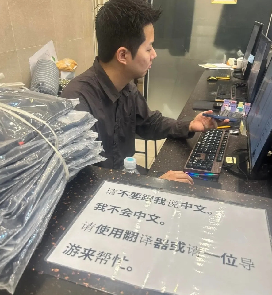 网友兴冲冲，跑去香港看航母，结果遇到歧视内地游客的糟心事！跟他交涉，就拿出这