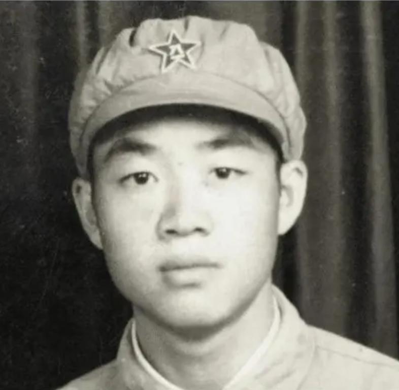 1951年，15岁新兵擦大炮，埋头看瞄准镜，突然瞅见，敌人阵地上出现一奇怪绿影。