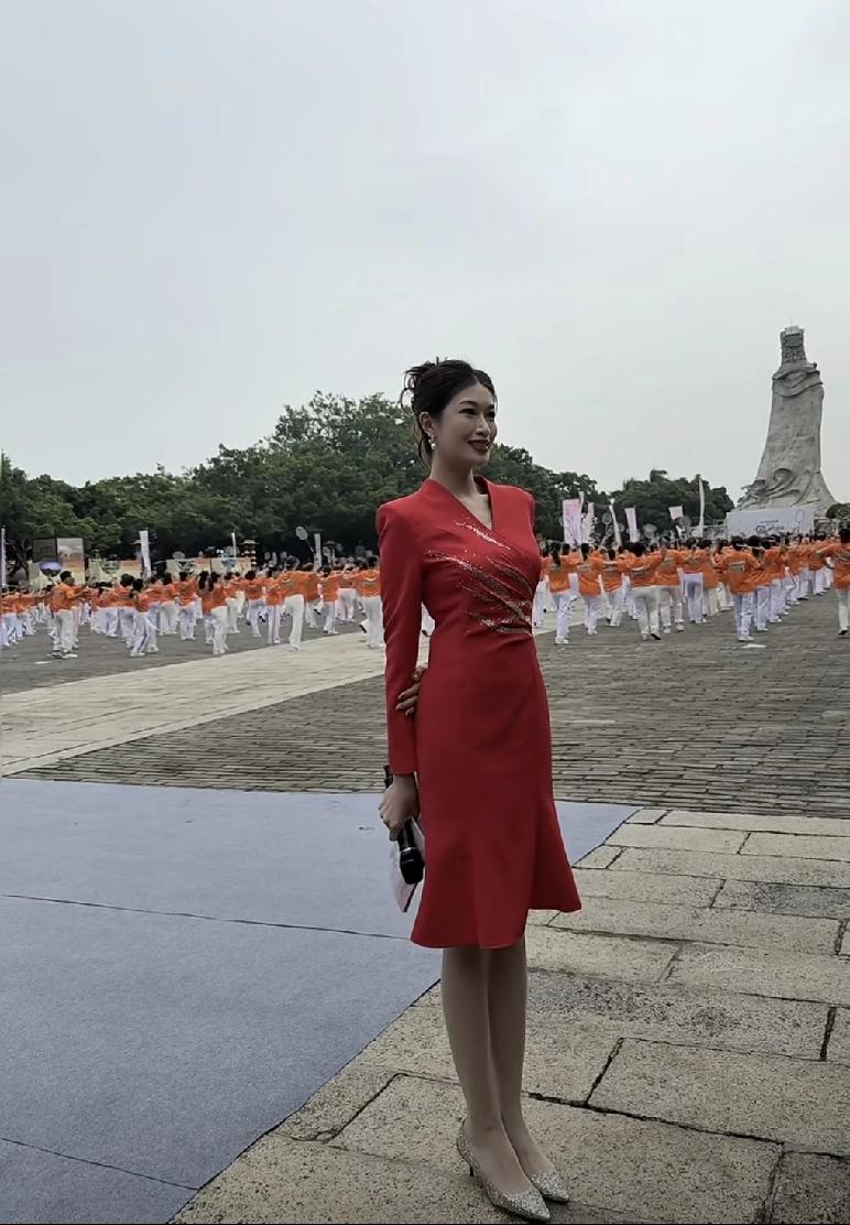 广东电台主持人主持人彭婷婷亭亭玉立，这身姿真优美！主持人