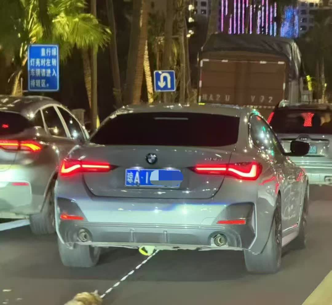 昨天全海口应该被这张图给搞得晚上睡不着觉吧！这个开车的人是怎么想的？为什么要这么