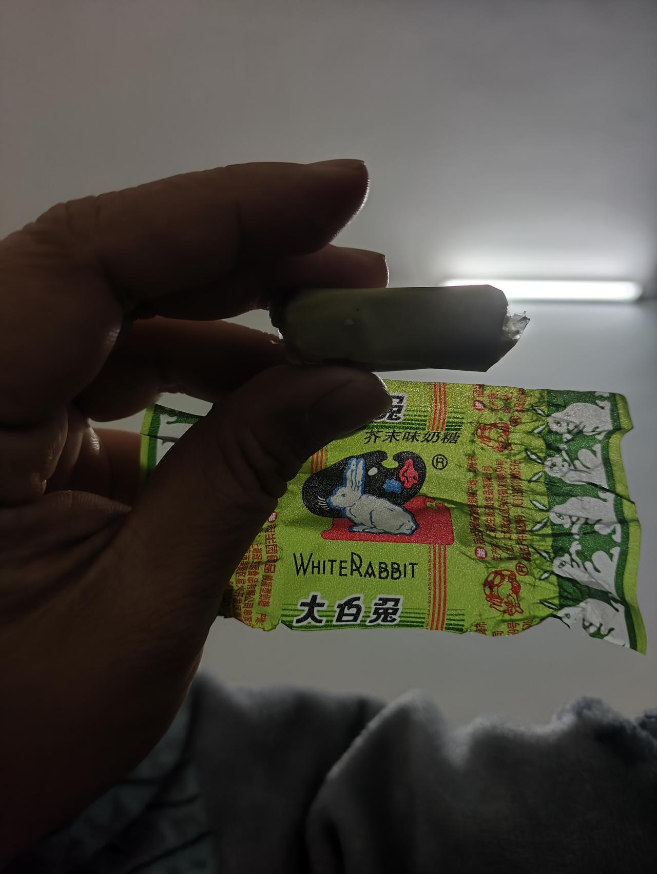 请问一下这个芥末味的大白兔，是怎么混进年货里面的？它不应该是愚人节礼物吗？怎