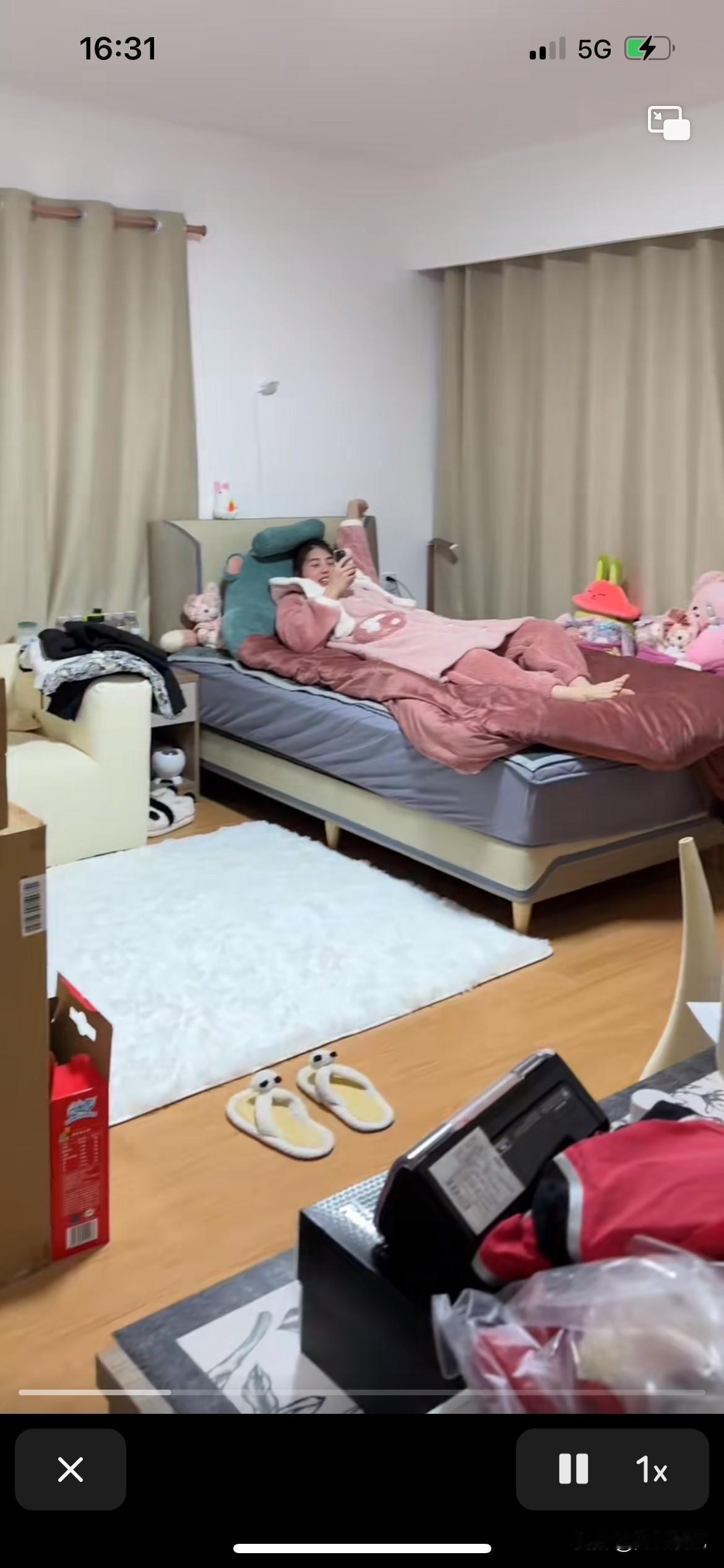 张雨霏这种懒惰的样子，真看不出她是世界游泳冠军，她穿着这身睡衣躺在自己的小床，拿