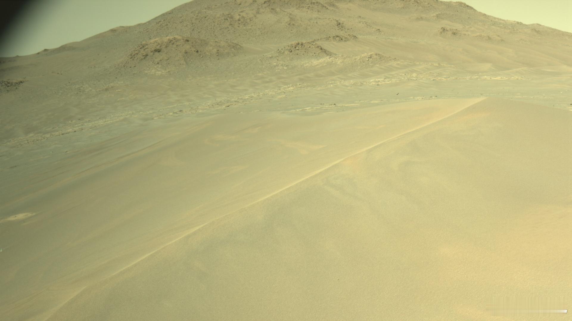 NASA的“毅力号”火星车在火星上拍摄到“巨型波纹”照片。这些巨型波纹高约2米，