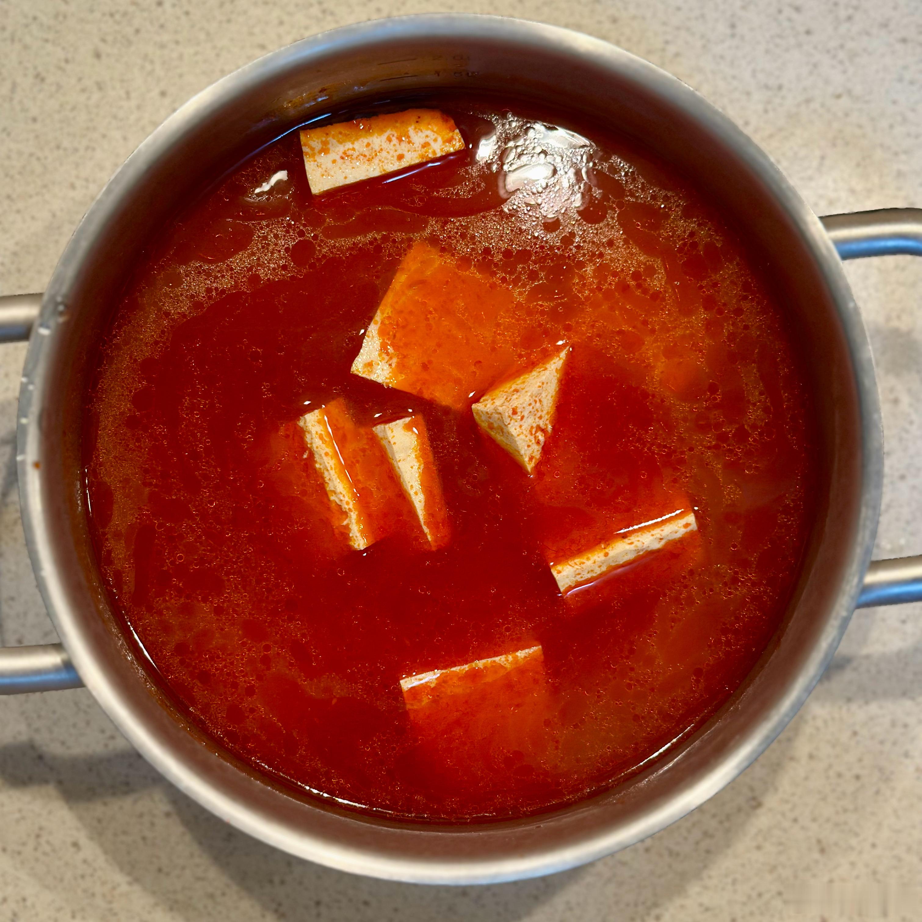 又是吃酸汤牛肉火锅的一天，今天锅里还加了豆腐。​​​