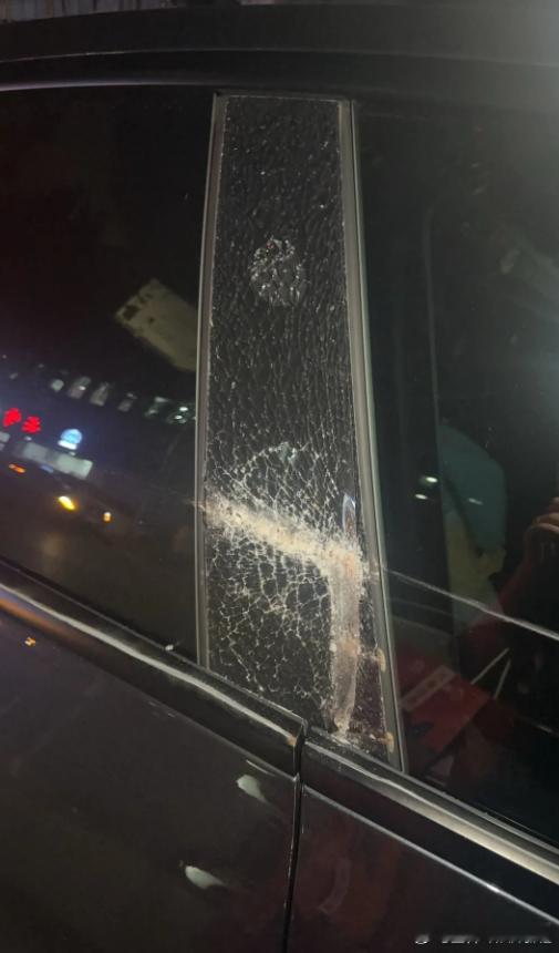 停路边被刮，肇事逃逸！这就过分了啊！​​​