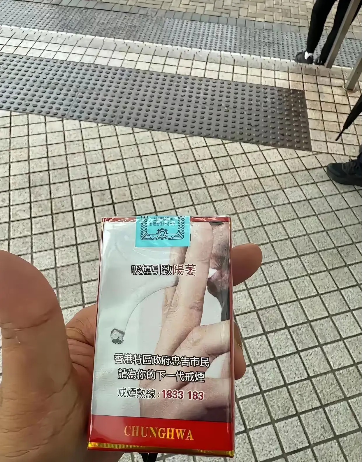 这图片真是绝了，烟都是弯的