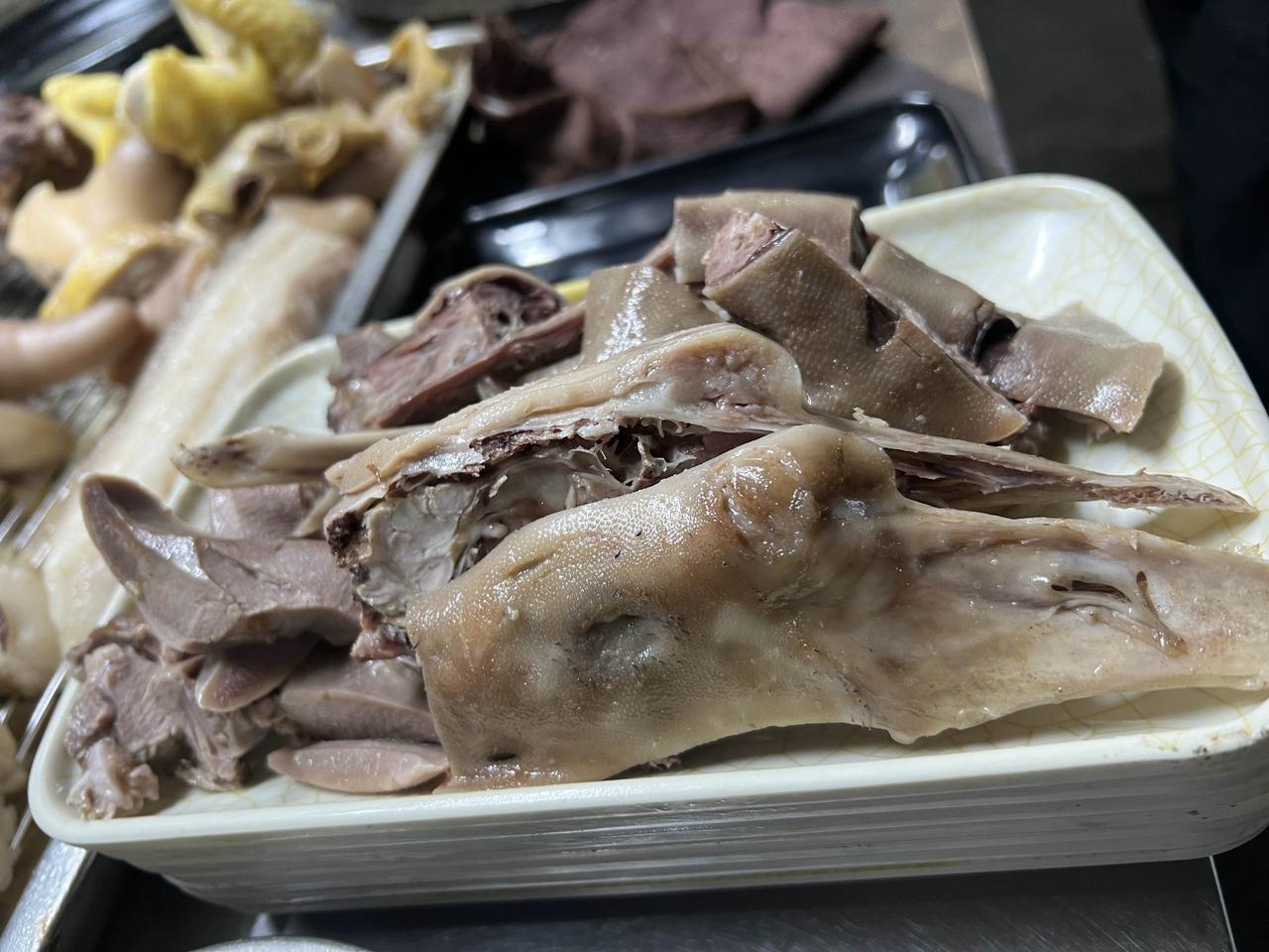 在湛江，万物皆可白切。今天分享白切鹅，在湛江比较常见的东海老鹅和城月老鹅。在湛