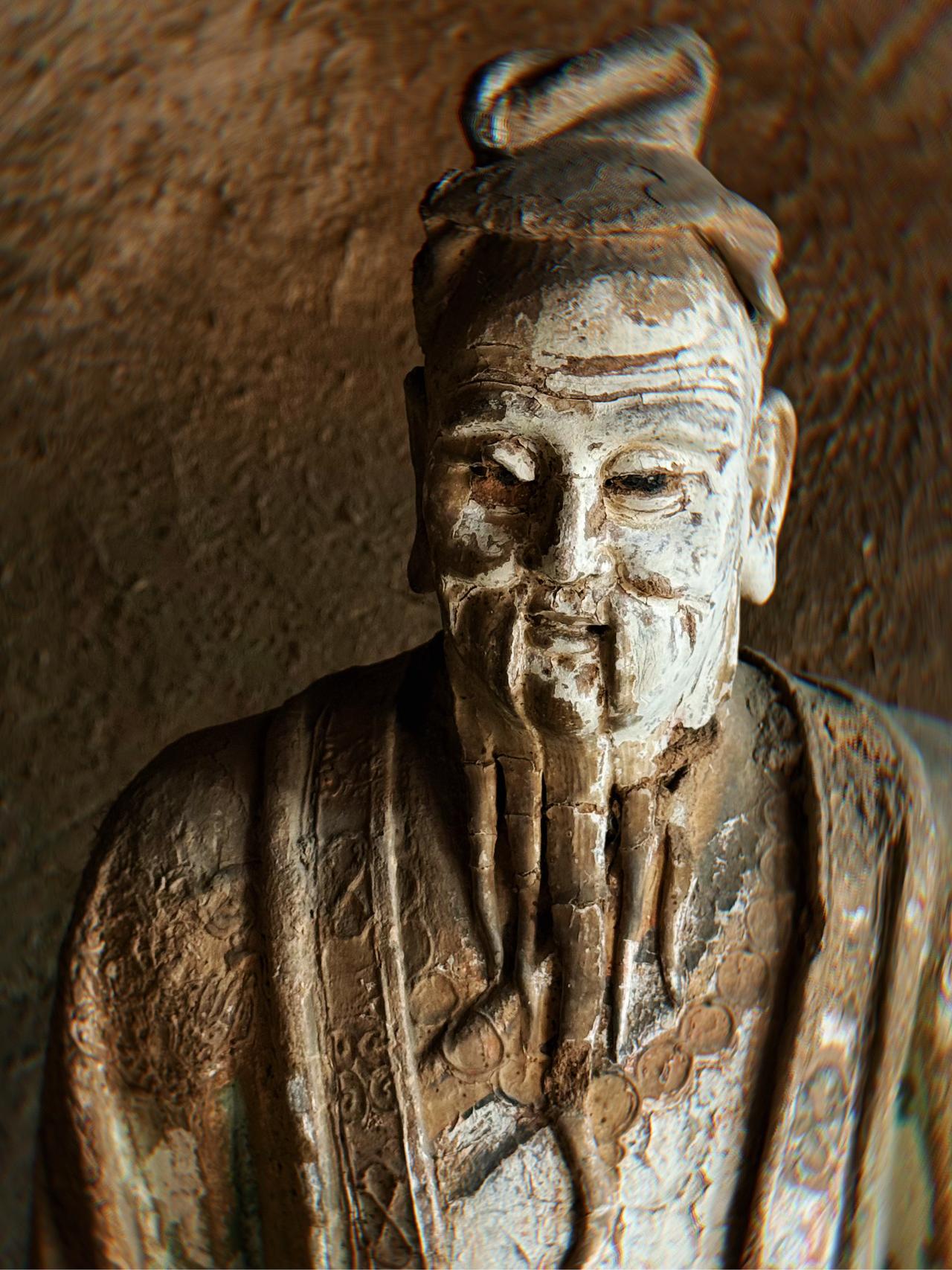 光绪三年春，沂州府的老木匠陈四拖着病体回家，路过破庙给淋雨的泥像披了件衣裳，回家