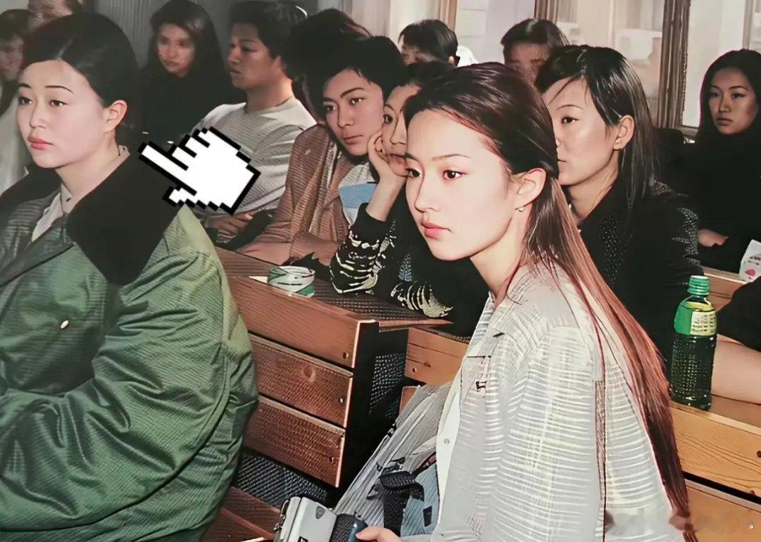 刘亦菲的班上还真没有一个丑的，就像旁边那个穿军大衣的也好漂亮，可以出道了。