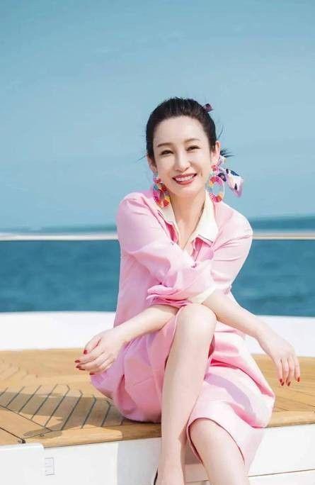 演员秦海璐说：“我们学校操场250平米，每天操场上都挤满了数不清的男生。这些