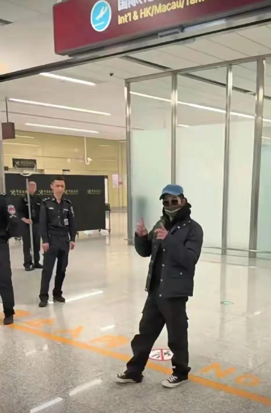 年纪大缩水了，现在看着又矮又瘦，也就1米6左右[笑着哭][笑着哭][笑着哭]