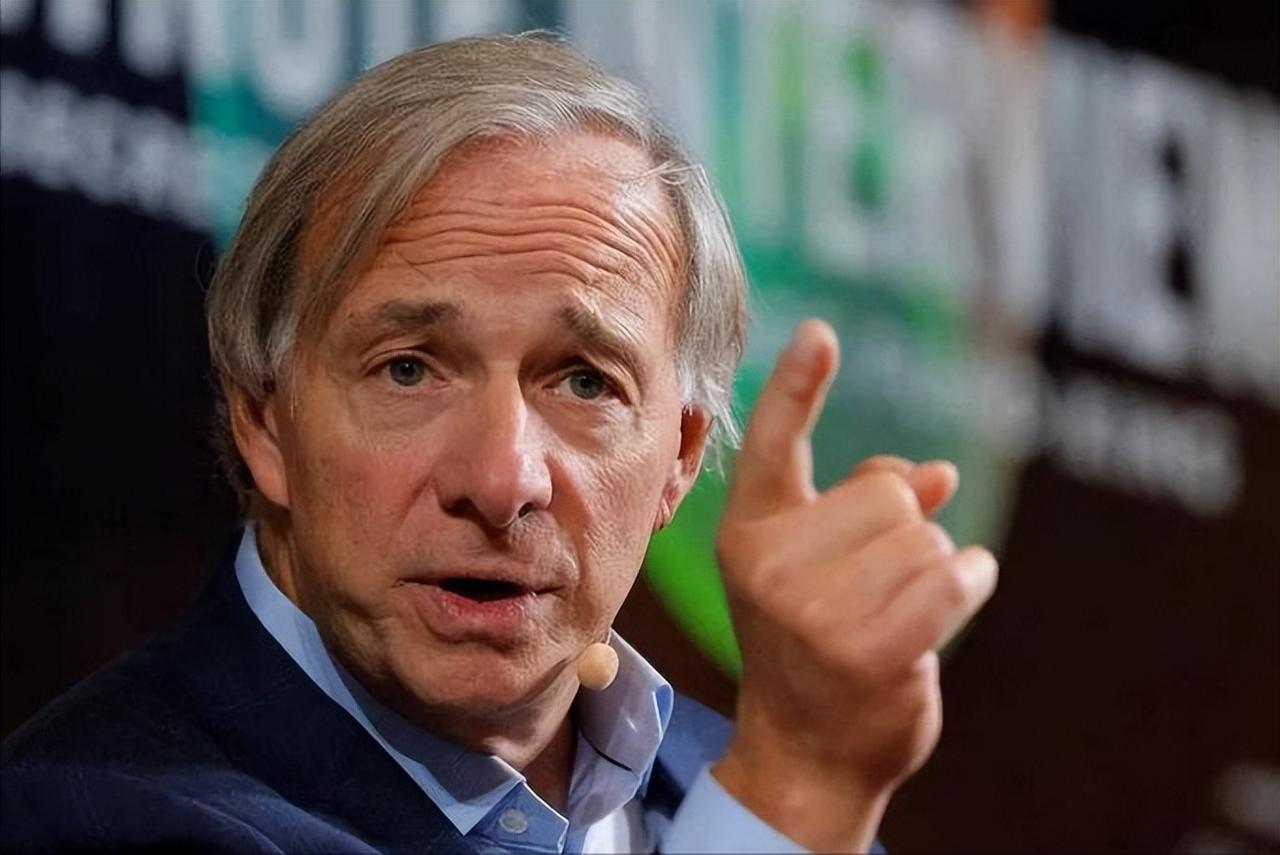 最近达里奥接受美国知名媒体采访，聊到AI时抛出一个惊人观点：AI正在“吃掉”各个