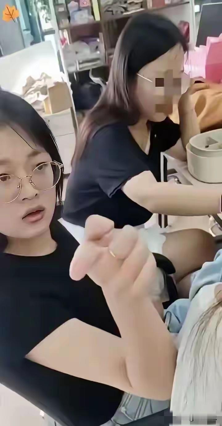 白嫖姐刚火，旁边那位低调吃饭的“无名美女”也跟着翻了车。外卖小哥上门对质，