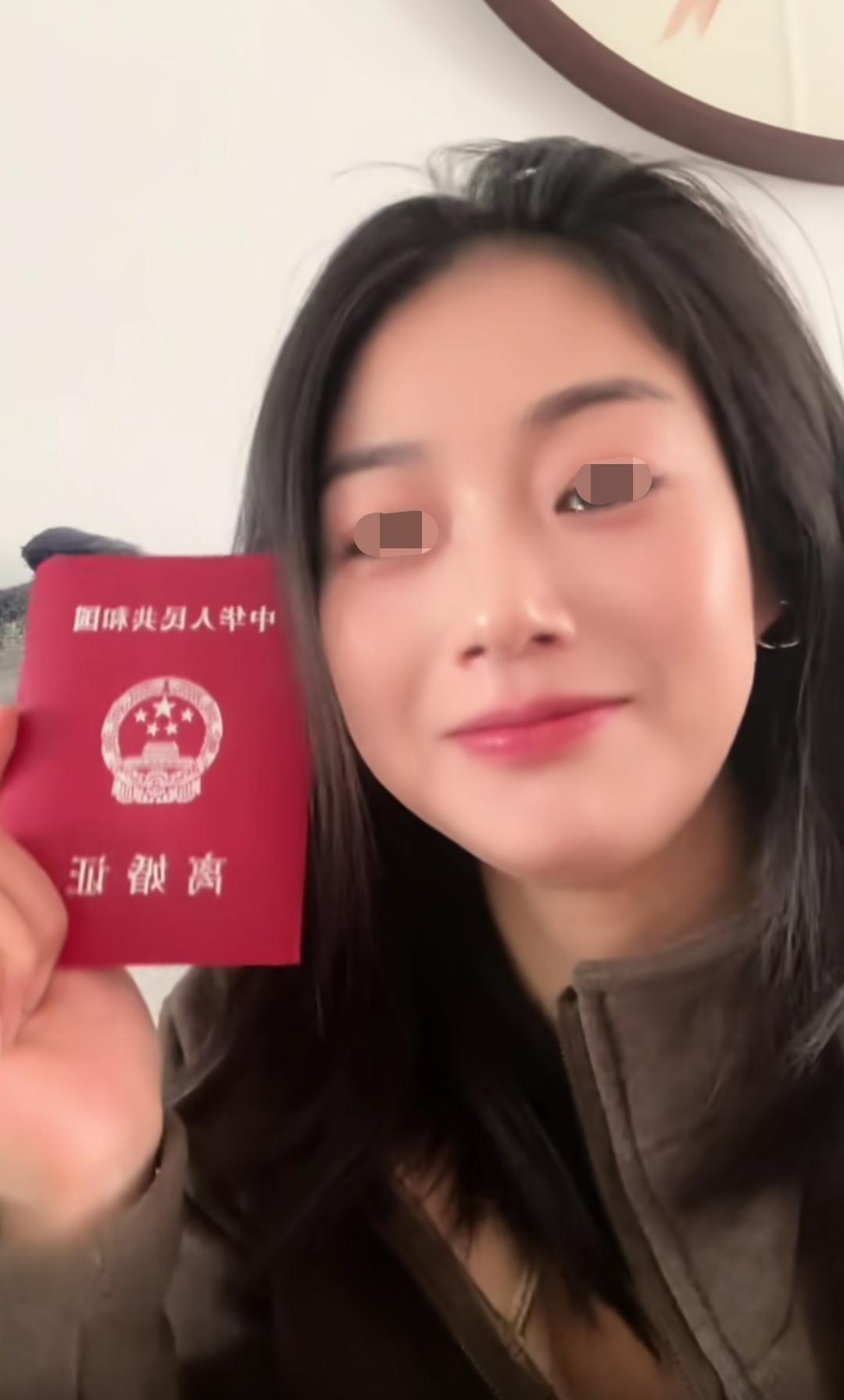 广东，女子发视频晒出离婚证，并配上文案:一个普通的下午，40岁✘女士结束了200