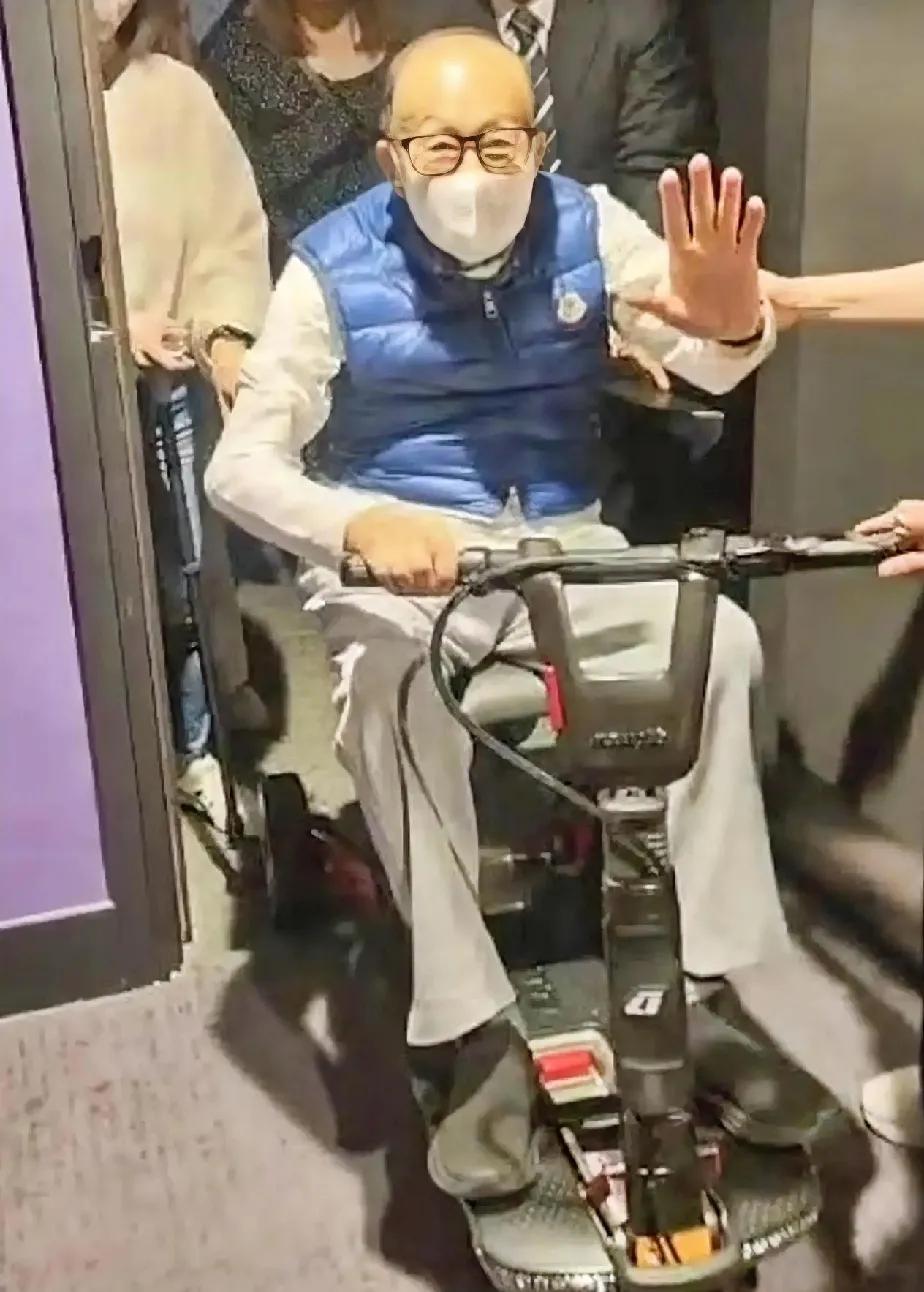 李嘉诚，心情很好嘛！96岁高龄，骑着他的代步车，现身五月天的演唱会！以前没
