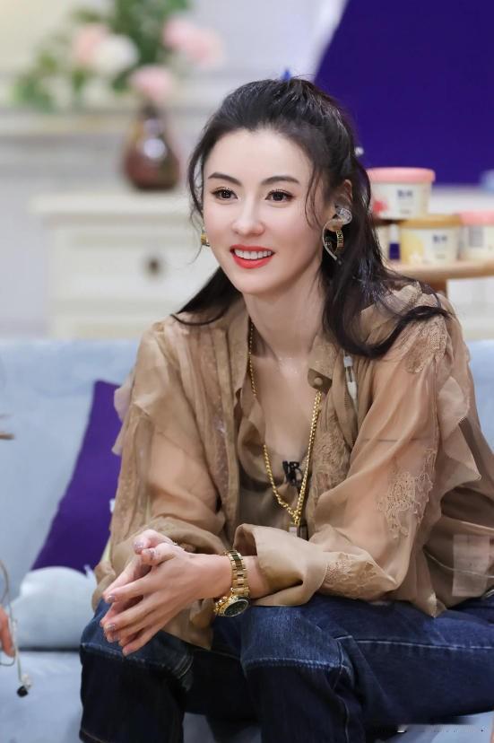 满世界都在猜那第三个孩子的爸爸到底是谁，结果张柏芝直接说了，没那么多阴谋，纯粹就