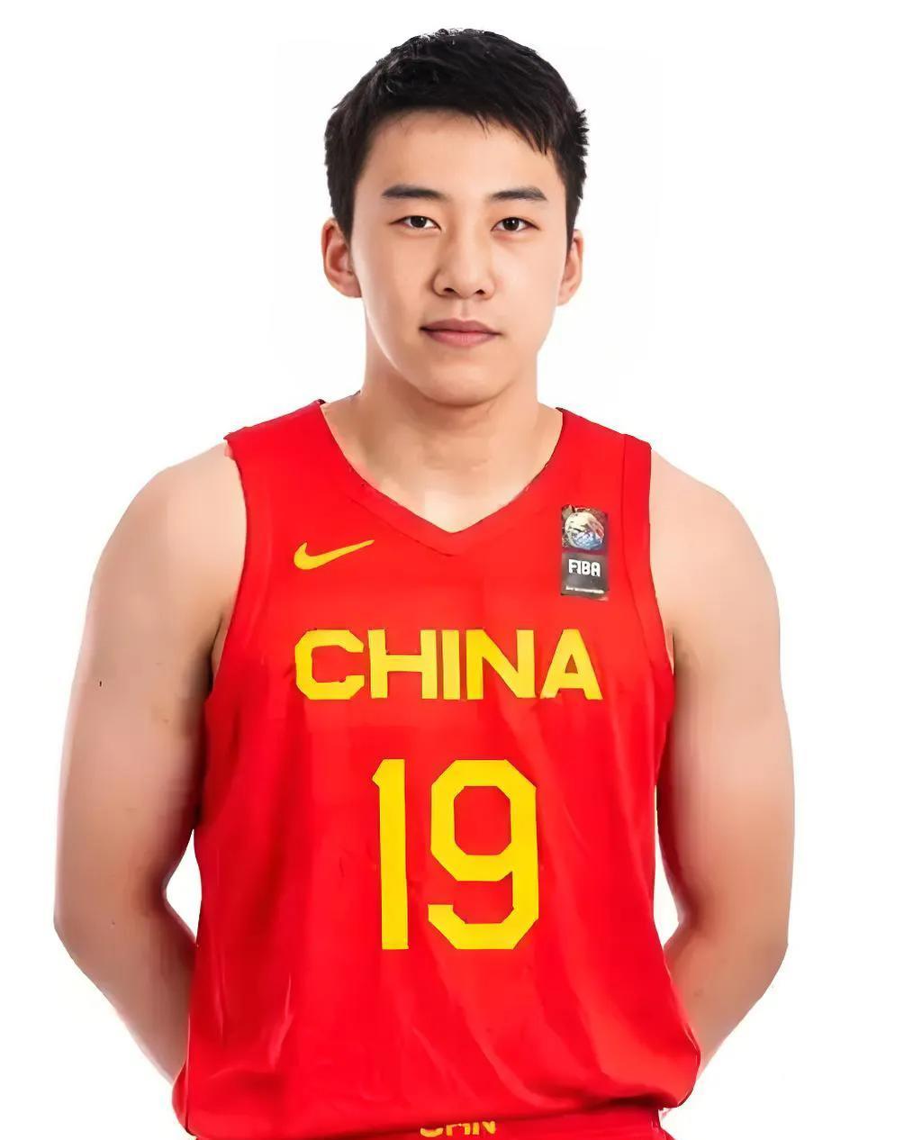 中国男篮王俊杰被“骂”与中国女篮李缘被“捧”今年中国男女篮都完成