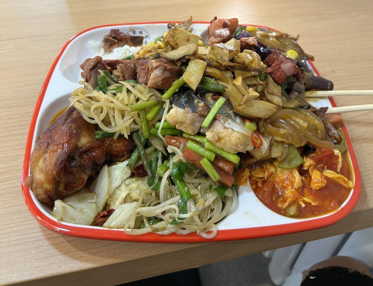 乌鲁木齐也卷东北自助盒饭了？60菜不到30元真能赚吗本来打算去吃歹歹的加个