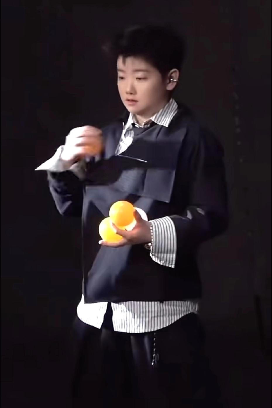 爱一个人有什么理由好讲的完全没有理由，就泥足深陷会无条件地无数次地爱上莎莎