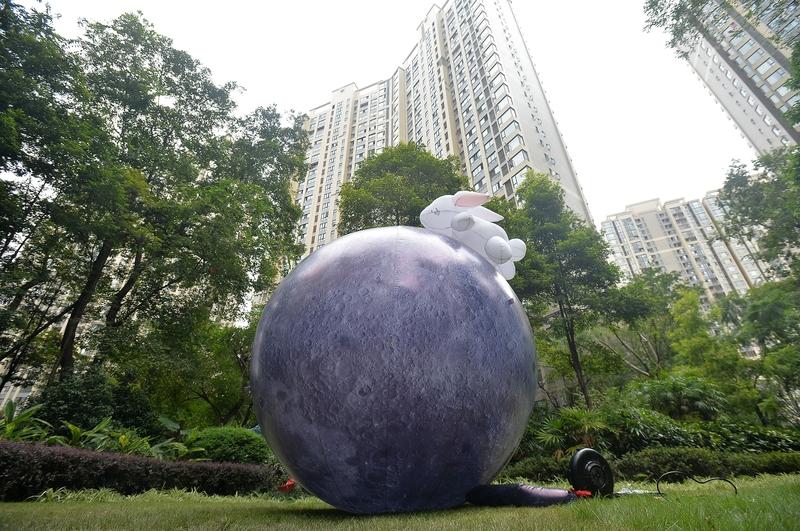 外星人，驻在月亮的背面，一直在看着地球，它们说：一群憨包地球人想象一