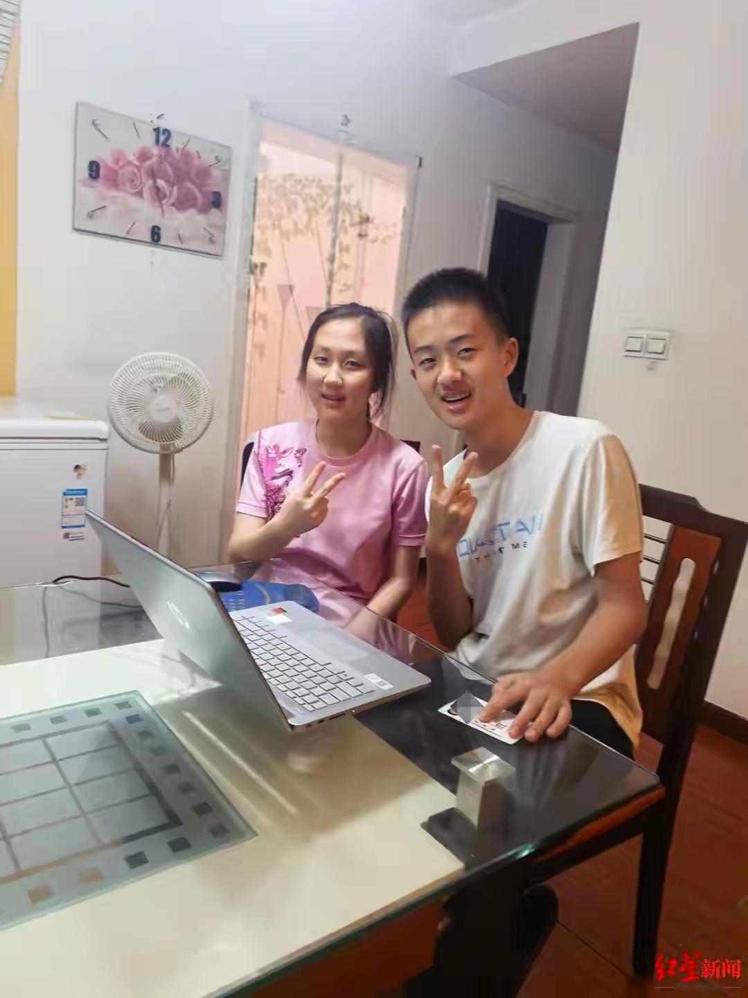“四川绵阳这对龙凤胎火了!”查分现场堪称顶级凡尔赛，妹妹罗子淇霸气考出753分
