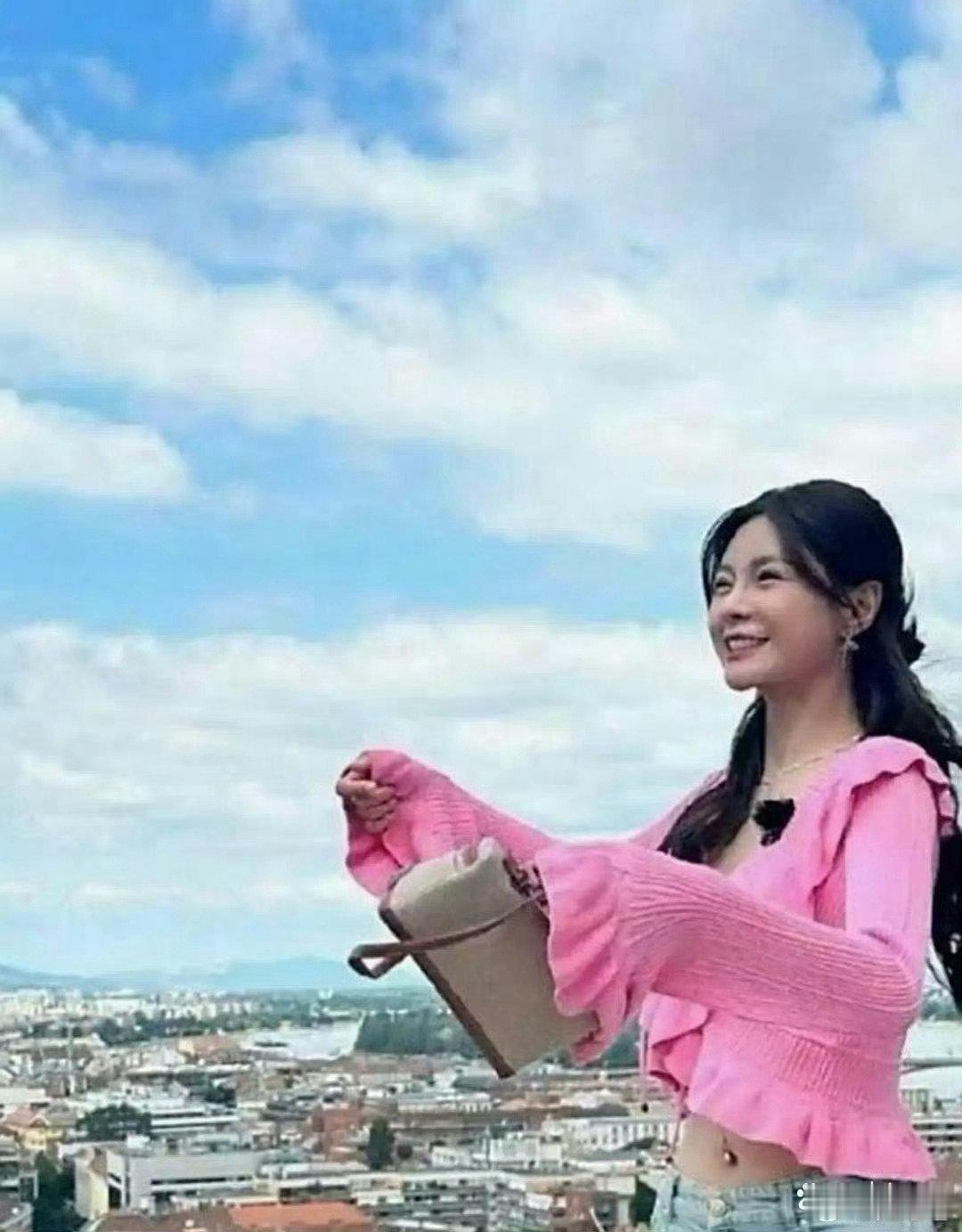 沈梦辰肚脐那儿啥情况呀，头回见明星有这玩意儿​​​​
