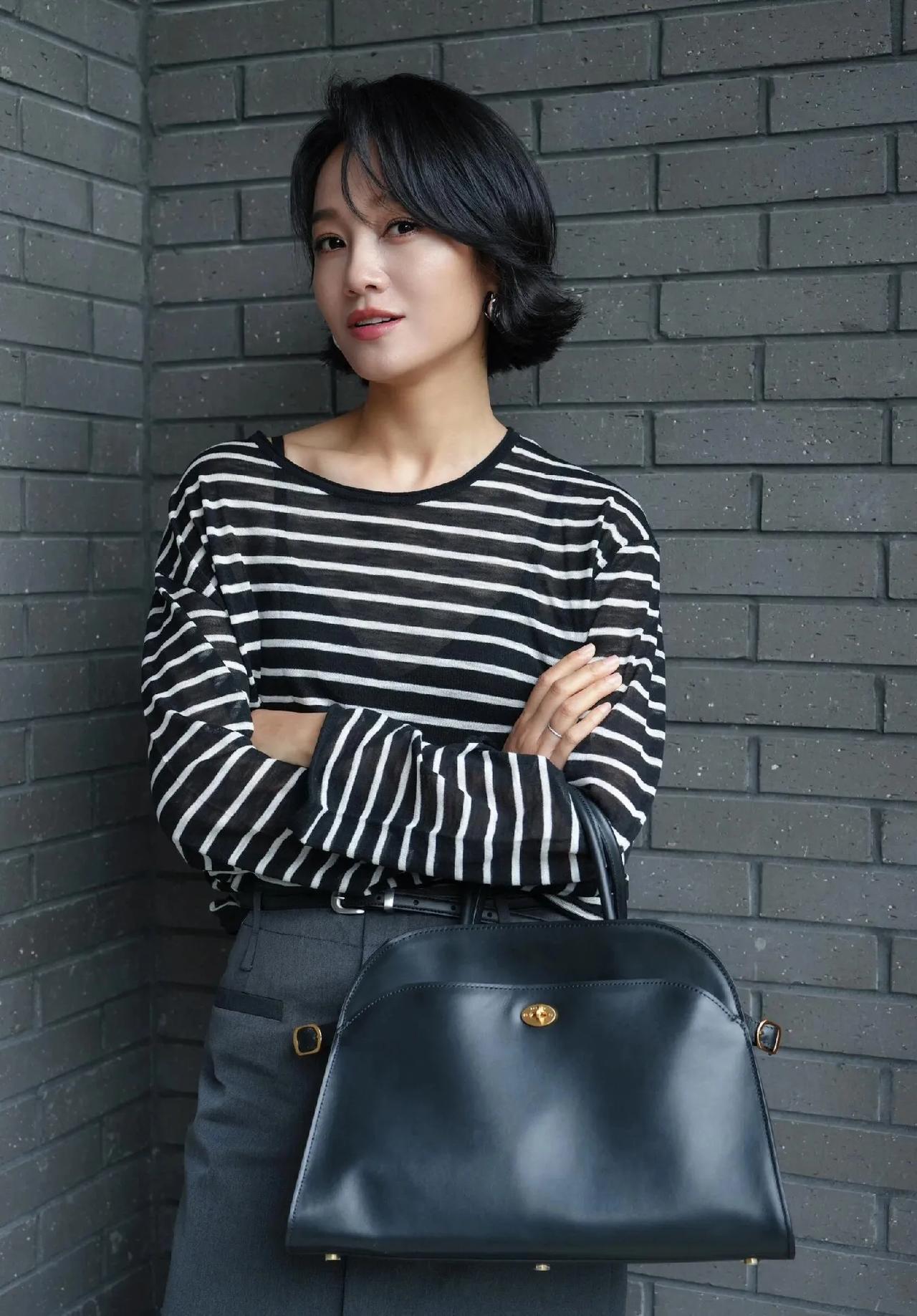 朱丹这套通勤穿搭，普通姐妹直接抄！条纹衫+开叉半裙，遮肉显瘦又提气质通勤穿搭
