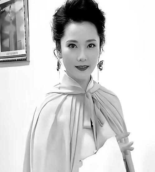 1983年，何赛飞去老师家吃水饺，盯着全家福看了几眼，心里突然冒出个念头：将来要