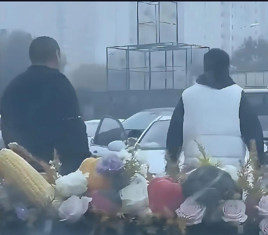 河北一对新人结婚途中遭人拦车索要50条烟，被迫弃车离去，引发广泛关注。近日，河