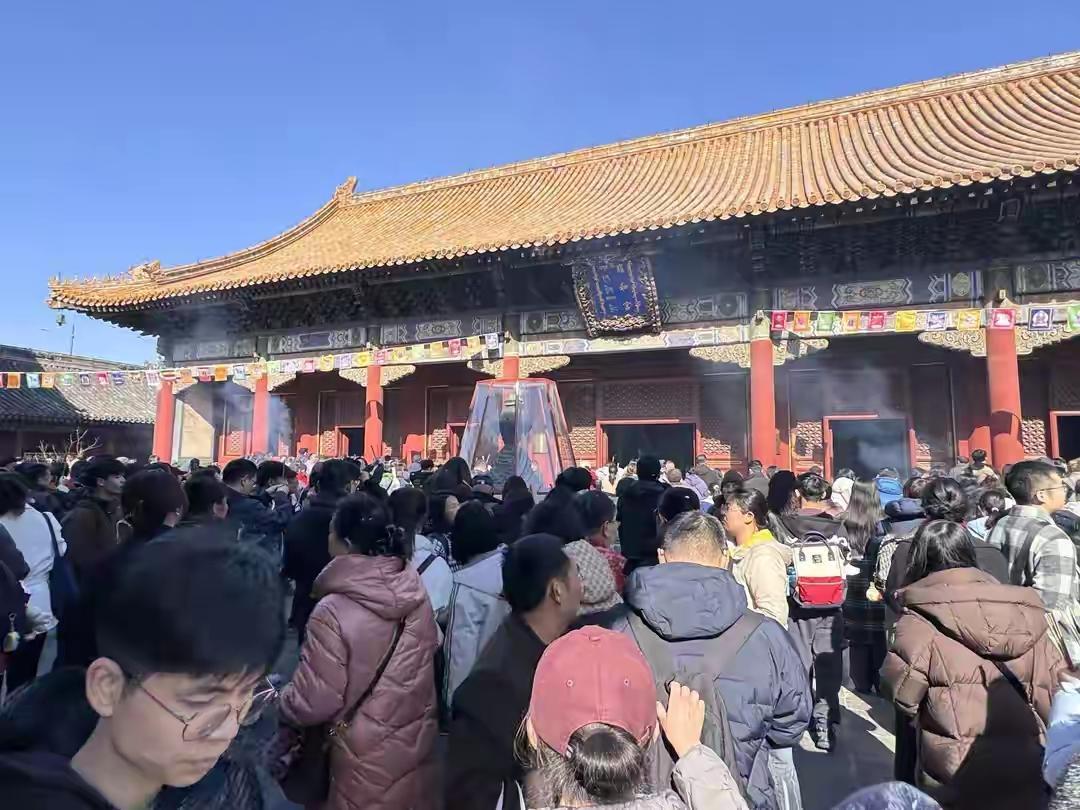 你去寺庙求的串，钱可能没进功德箱朋友前几天去雍和宫，排了俩小时队买香灰琉璃，