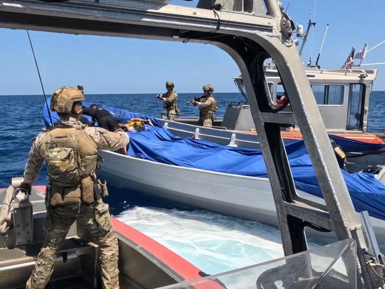 美国海岸警卫队这回出丑了！他们本来准备拦截委内瑞拉的油轮，结果人家压根没理他们，