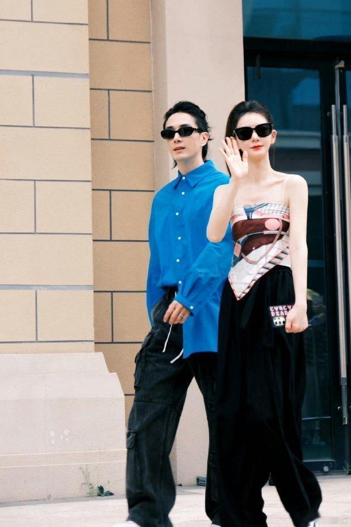 戚薇只有她老公半个大小，瘦成纸片人了