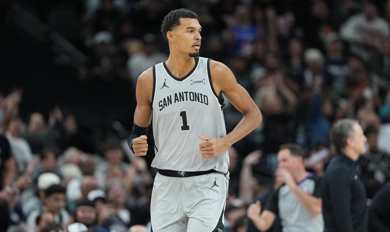 五战四胜！文班亚马替补出战的效果真不错！文班亚马在伤愈复出之后就一直被安排替补