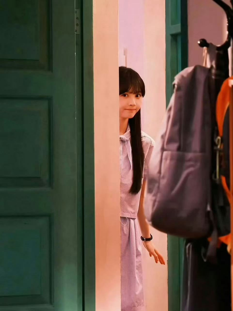 田曦薇好甜她穿着校服站在那里就是青春剧女主本人，那种甜是带着高智感的甜，不傻白