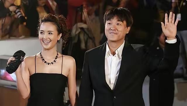 何冰牵着他的老婆走红毯绝对是一副画，一样的漂亮帅气，他的老婆也是一位演员，就这