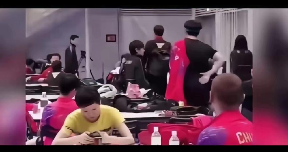 发生在吵架那年的事。只是吵架又不是不爱了！吃饭时，莎莎先把饭端到桌子旁