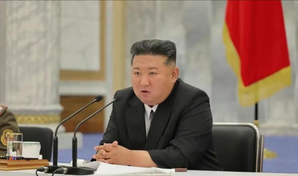朝鲜召开军委扩大会议，金正恩头发白了！原本计划两三天扶正的新型驱逐舰，现在10