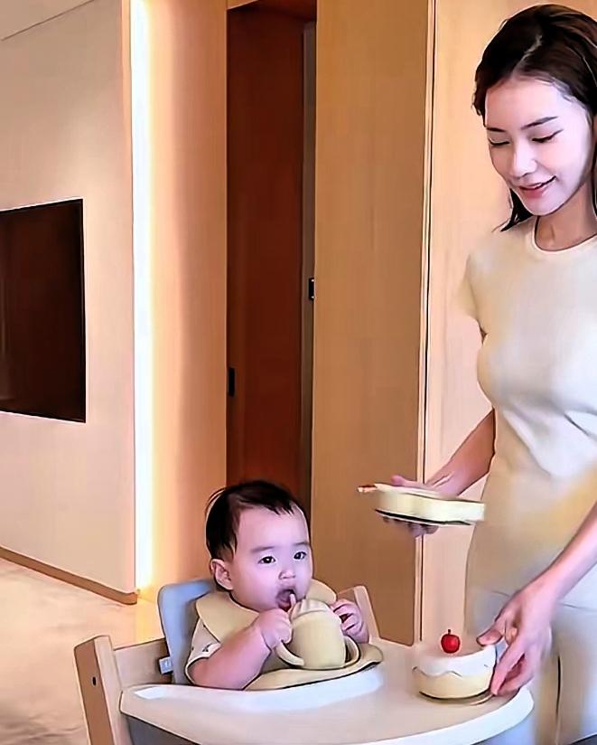 同样是豪门家庭当妈妈，不同的生活处事方式，却折射出两种截然不同的生活观念，也引发