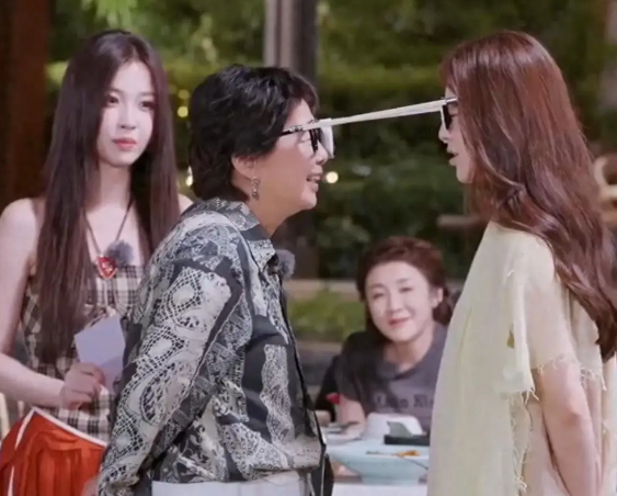 黄圣依妈妈的托举式母爱:自律成就自己，理性守护女儿