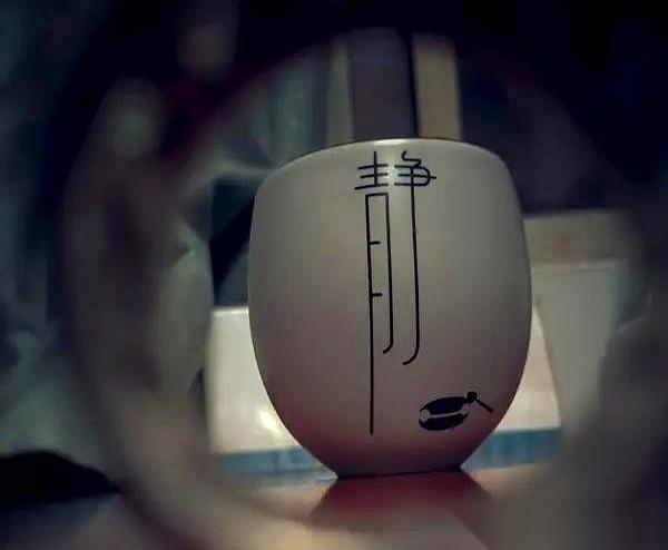 南京某医院的病房里，一个肺癌晚期、瘦得脱相的老人突然扯开氧气面罩，盯着半空，清晰