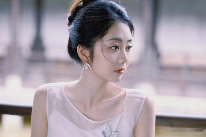 谭松韵白裙氛围美女谭松韵古雅诗意美人谭松韵这身白裙造型让人失语！纱裙轻柔带仙气，