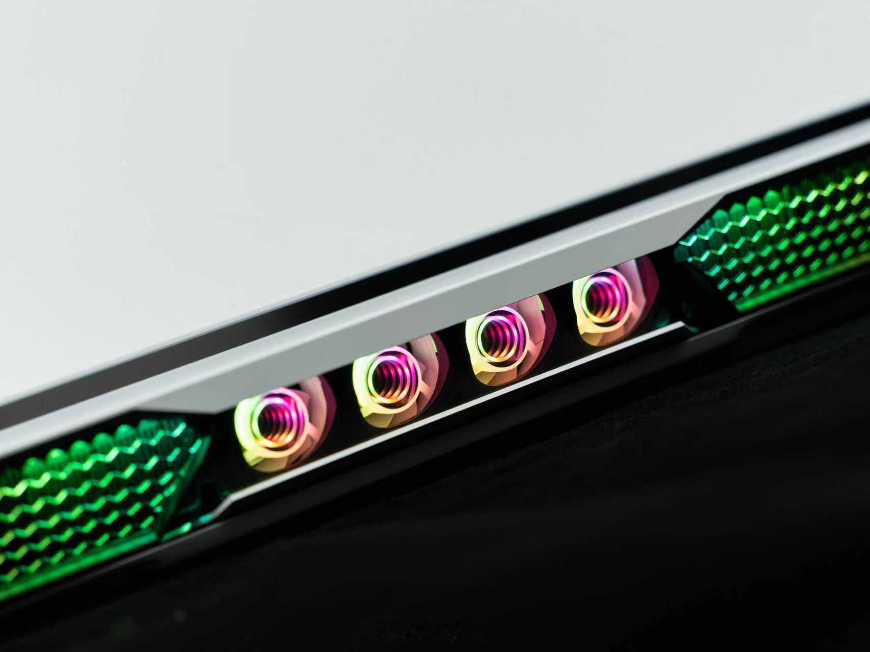 原来荣耀win的6个风扇，四个是装在笔记本尾部的啊第一眼还以为是水冷接口呢